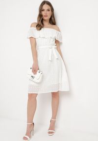Born2be - Biała Sukienka Hiszpanka z Ozdobnym Haftem i Paskiem w Talii Perenna. Okazja: na co dzień. Typ kołnierza: dekolt hiszpanka. Kolor: biały. Wzór: haft. Styl: wizytowy, casual, elegancki #3
