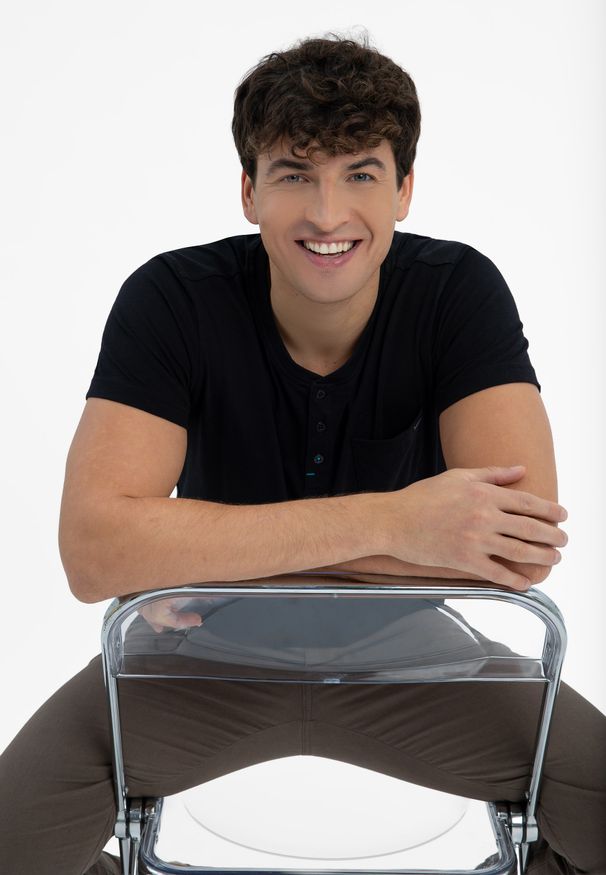 Volcano - T-shirt z rozpinanym dekoltem TM-HUBRIS. Kolekcja: plus size. Materiał: włókno, bawełna, materiał. Długość rękawa: krótki rękaw. Długość: krótkie. Wzór: aplikacja. Styl: klasyczny