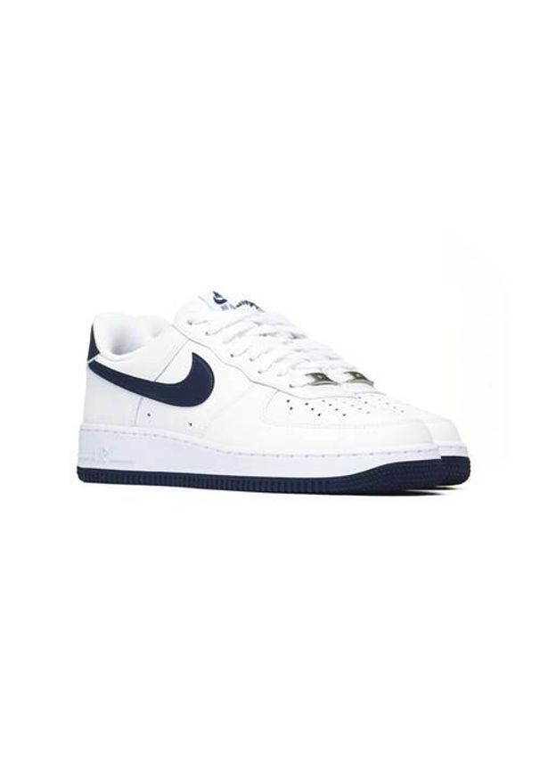 Buty do chodzenia męskie Nike Air Force 1 07. Zapięcie: sznurówki. Kolor: biały. Materiał: materiał, skóra, tkanina, syntetyk. Szerokość cholewki: normalna. Model: Nike Air Force. Sport: turystyka piesza