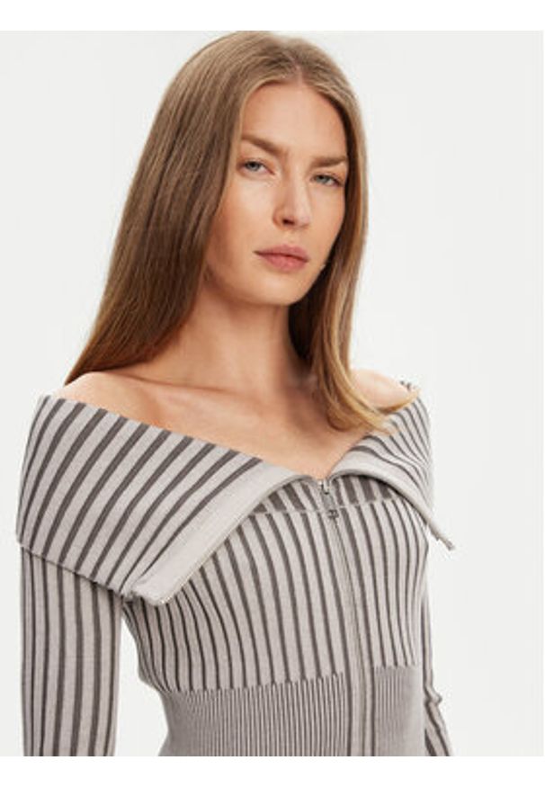 Guess Sweter W5YR03 Z30I2 Szary Slim Fit. Kolor: szary. Materiał: wiskoza