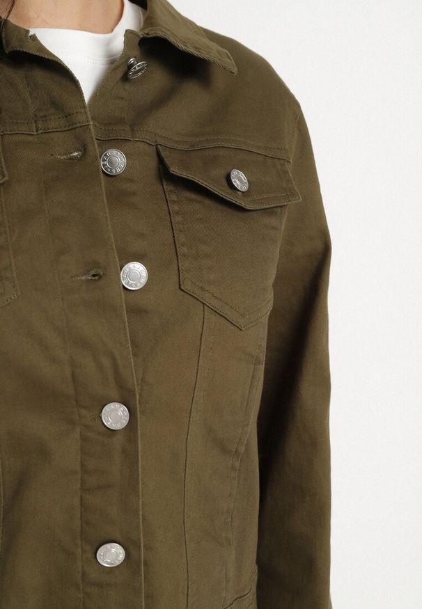 Born2be - Ciemnozielona Bawełniana Kurtka Jeansowa Zapinana na Metalowe Guziki Auratia. Okazja: na co dzień, na spacer. Kolor: zielony. Materiał: bawełna, jeans. Długość rękawa: długi rękaw. Długość: długie. Styl: klasyczny, casual