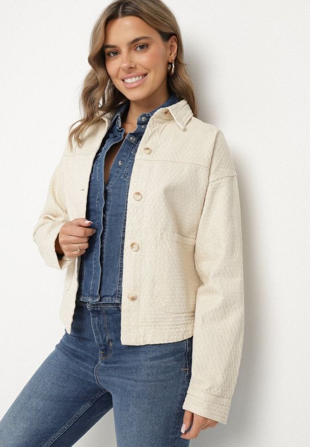 Born2be - Beżowa Kurtka Koszulowa z Tłoczonego Materiału z Bawełny z Kieszeniami Janlira. Okazja: na co dzień. Kolor: beżowy. Materiał: materiał, bawełna. Długość rękawa: długi rękaw. Długość: długie. Styl: elegancki, casual, klasyczny