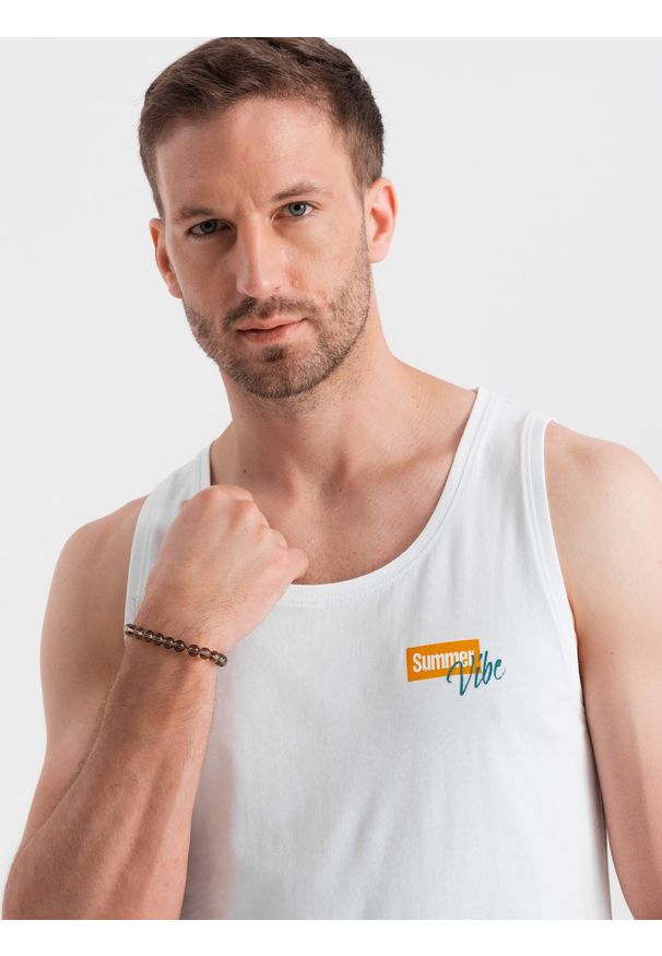 Ombre Clothing - Bawełniany męski tank top z nadrukiem Summer Vibe – biały V2 - Rozmiar: L. Okazja: na plażę, na co dzień. Kolor: biały. Materiał: bawełna. Długość rękawa: bez rękawów. Wzór: nadruk. Sezon: lato. Styl: wakacyjny, sportowy, casual, elegancki