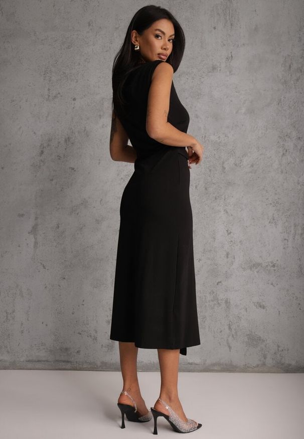 Renee - Czarna Dopasowana Sukienka Elegancka z Aplikacją w Talii Corope. Kolor: czarny. Wzór: aplikacja. Styl: elegancki
