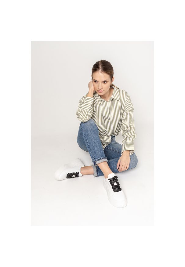 CheBello - Białe Sneakersy Chebello Modne Obuwie Damskie Na Platformie. Okazja: na co dzień. Zapięcie: zamek. Kolor: biały. Materiał: jeans, skóra. Wzór: aplikacja, kwiaty. Obcas: na platformie. Sport: turystyka piesza