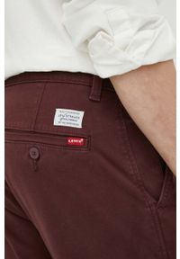 Levi's® - Levi's spodnie męskie kolor bordowy w fasonie chinos. Okazja: na spotkanie biznesowe. Kolor: czerwony. Materiał: materiał. Styl: biznesowy #3
