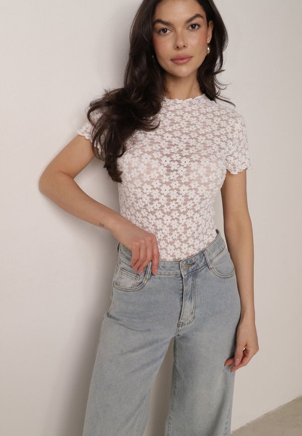 Born2be - Białe Dopasowane Body Koronkowe z Krótkim Rękawem Mirarina. Okazja: na co dzień. Kolor: biały. Materiał: koronka. Długość rękawa: krótki rękaw. Długość: krótkie. Wzór: koronka. Styl: elegancki, klasyczny, casual