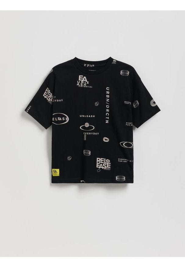 Reserved - Bawełniany t-shirt z nadrukiem - czarny. Kolor: czarny. Materiał: bawełna. Wzór: nadruk