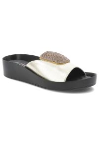 Złote Klapki S.Barski Wsuwane Obuwie Damskie. Okazja: na co dzień. Kolor: złoty. Wzór: aplikacja. Sezon: lato. Obcas: na koturnie. Styl: casual, elegancki