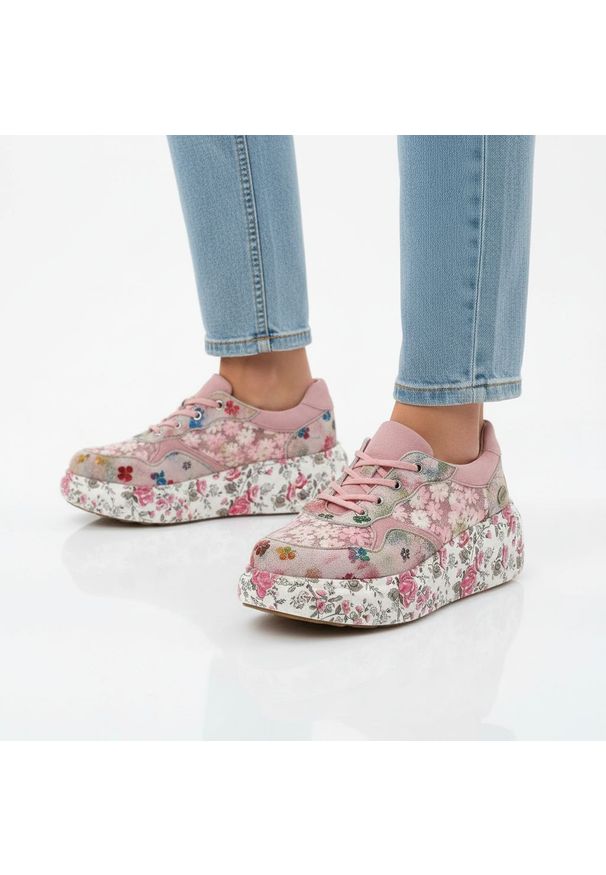 Sneakersy damskie Laura Vita, podwyższona podeszwa z ozdobnym wzorem na bokach oraz miękki kołnierz przy kostce, różowy, 64 SL26803B-64. Okazja: na co dzień. Kolor: różowy. Materiał: jeans, materiał. Szerokość cholewki: normalna. Wzór: aplikacja, kwiaty. Styl: casual