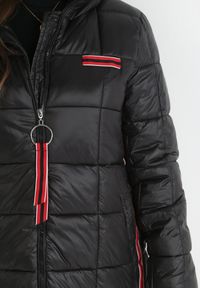 Born2be - Czarna Kurtka Pikowana z Lampasami i Kapturem Hina. Kolor: czarny. Sezon: zima. Styl: elegancki #4