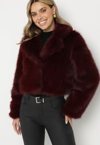 Born2be - Bordowa Futerkowa Kurtka o Krótkim Kroju z Eleganckim Kołnierzem Tazamisa. Okazja: na co dzień. Kolor: czerwony. Materiał: jeans. Długość: krótkie. Styl: elegancki #1