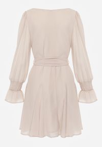 Born2be - Beżowa Sukienka VICES z Siateczkowymi Rękawami i Wiązanym Paskiem Resnala. Okazja: na co dzień. Typ kołnierza: dekolt kwadratowy. Kolor: beżowy. Materiał: materiał. Typ sukienki: rozkloszowane. Styl: casual, elegancki #2