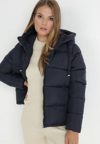 Born2be - Granatowa Kurtka Puffer Pikowana z Kapturem Shannone. Okazja: na co dzień. Typ kołnierza: kaptur. Kolor: niebieski. Długość rękawa: długi rękaw. Długość: długie. Wzór: jednolity. Sezon: zima, jesień. Styl: casual #8