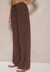 Renee - Brązowe Spodnie o Szerokim Kroju High Waist z Wiązaniem w Pasie Ettianne. Okazja: na co dzień. Stan: podwyższony. Kolor: brązowy. Styl: casual, elegancki
