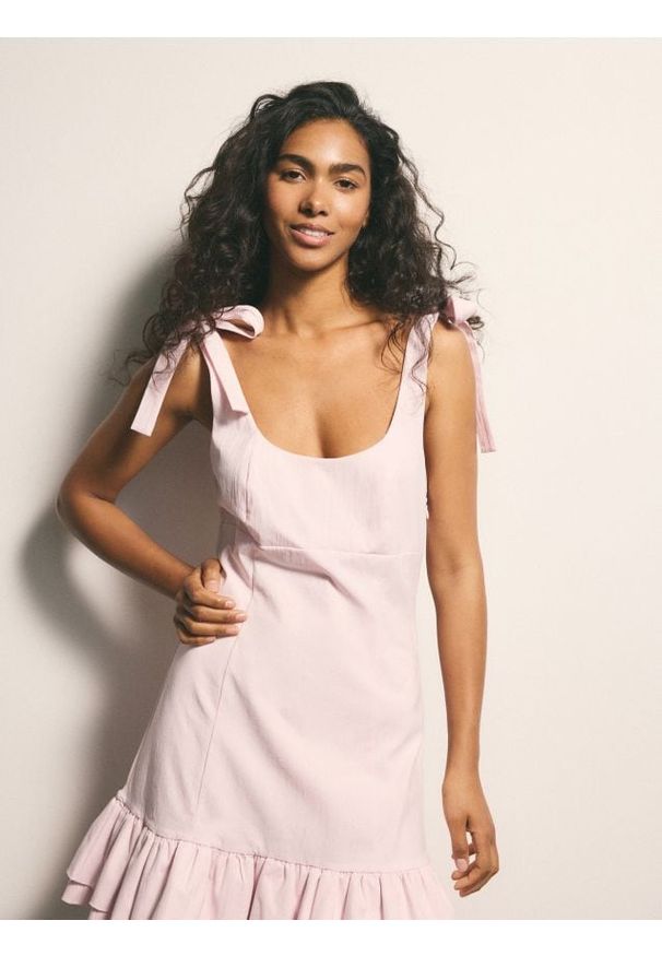 Reserved - Sukienka z wiązaniami przy ramionach - pastelowy róż. Kolor: różowy. Materiał: dzianina. Typ sukienki: proste