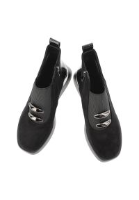 Czarne Botki S.Barski Modne Buty Damskie Na Koturnie. Zapięcie: klamry. Kolor: czarny. Materiał: zamsz, materiał. Wzór: aplikacja. Obcas: na koturnie. Styl: elegancki #7