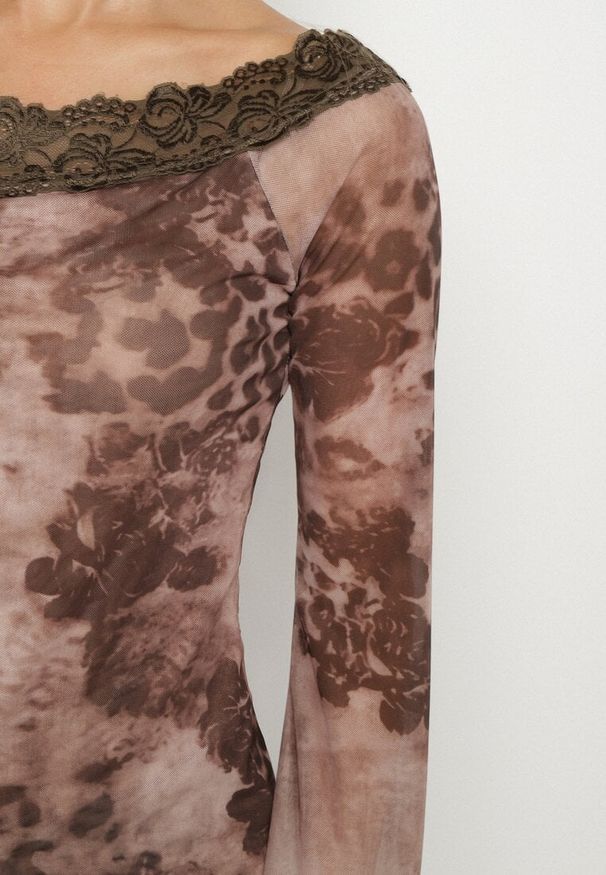 Born2be - Brązowa Siateczkowa Bluzka Hiszpanka z Wiskozą i Bawełną Ozdobiona Koronką Nirriva. Okazja: na co dzień. Typ kołnierza: dekolt hiszpanka. Kolor: brązowy. Materiał: wiskoza, bawełna, koronka. Wzór: aplikacja, koronka. Styl: casual