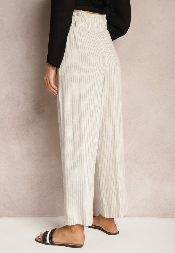 Renee - Jasnobeżowe Spodnie Regular w Prążki High Waist Sallamia. Okazja: na co dzień. Stan: podwyższony. Kolor: beżowy. Materiał: tkanina. Wzór: prążki. Styl: klasyczny, casual, elegancki