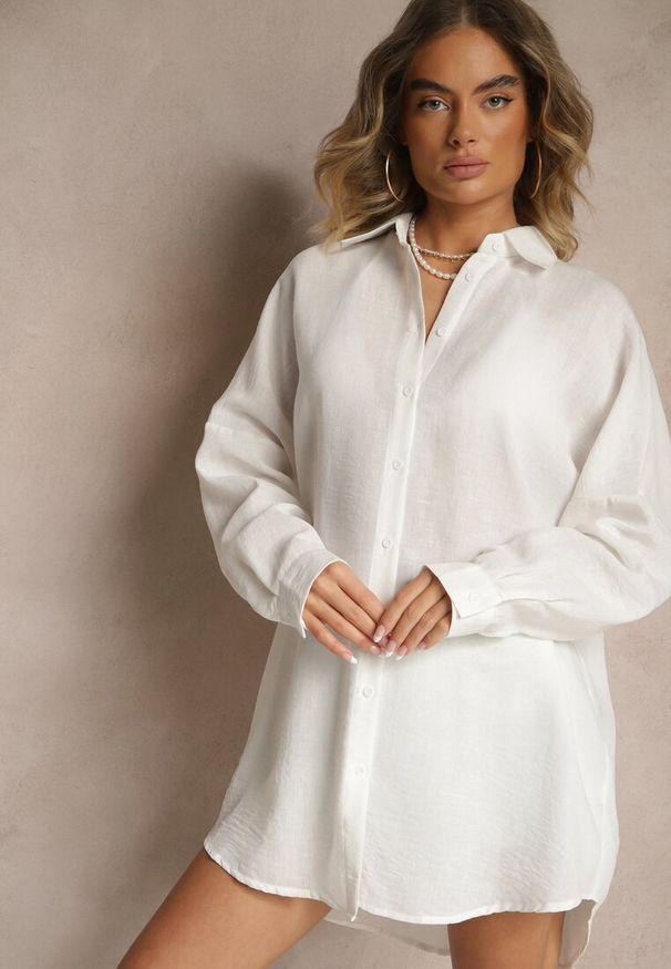 Renee - Biała Koszula o Fasonie Oversize w Klasycznym Stylu Marionera. Okazja: na co dzień. Kolor: biały. Materiał: bawełna, materiał. Długość rękawa: długi rękaw. Długość: długie. Styl: klasyczny