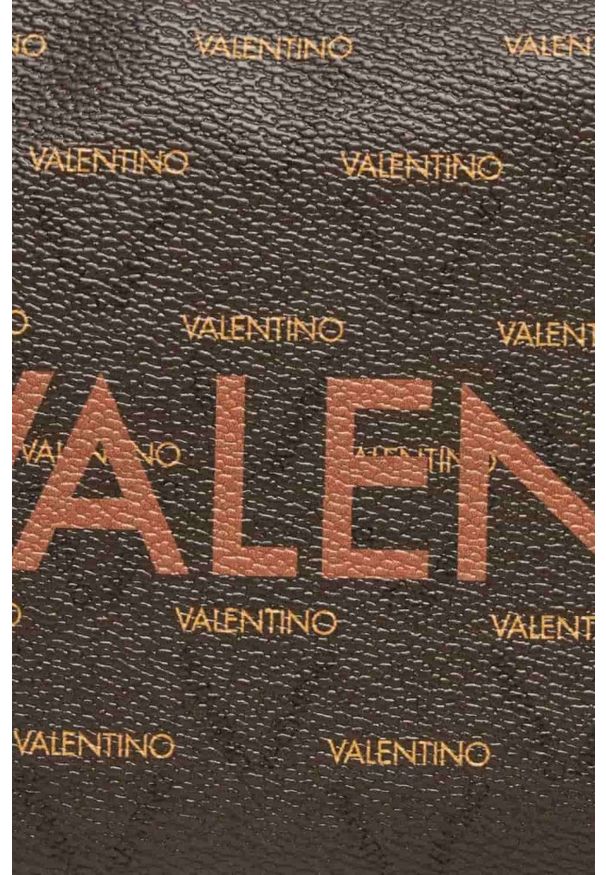 Valentino by Mario Valentino - VALENTINO Mała brązowa listonoszka Liuto. Kolor: brązowy. Wzór: paski
