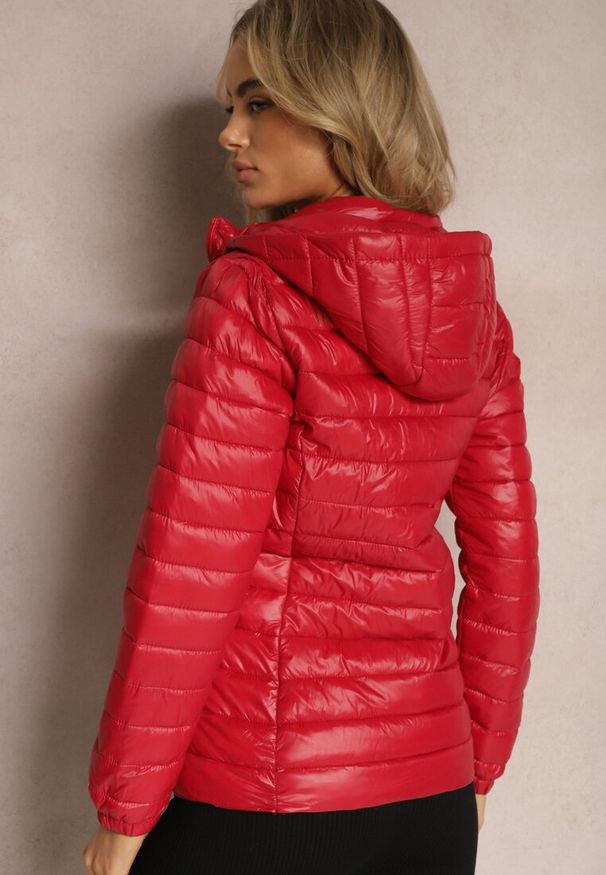 Renee - Czerwona Pikowana Kurtka z Odpinanym Kapturem Telianna. Kolor: czerwony. Styl: elegancki