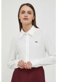 Lacoste koszula bawełniana damska kolor beżowy regular z kołnierzykiem klasycznym. Typ kołnierza: kołnierzyk klasyczny. Kolor: beżowy. Materiał: bawełna. Długość rękawa: długi rękaw. Długość: długie. Styl: klasyczny #5