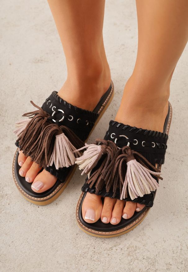 Renee - Czarne Klapki VICES na Płaskiej Podeszwie w Stylu Boho z Frędzlami Averathla. Okazja: na co dzień. Kolor: czarny. Materiał: denim, len. Wzór: aplikacja. Sezon: lato. Obcas: na płaskiej podeszwie. Styl: boho