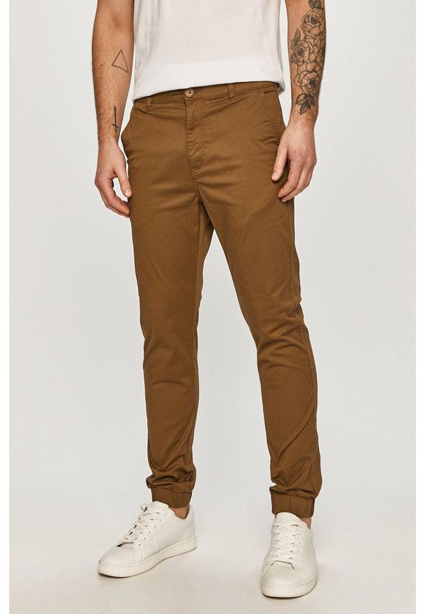 Only & Sons - Spodnie. Kolor: brązowy. Materiał: tkanina. Wzór: gładki