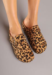 Renee - Panterkowe Klapki na Platformie Chodaki Ozdobione Klamrą Lilenna. Okazja: na co dzień, na spacer. Wzór: aplikacja. Sezon: lato. Obcas: na platformie. Styl: elegancki, casual