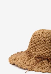 Born2be - Ciemnobeżowy Delikatny Kapelusz z Ozdobnym Rondem i Kokardką Tokimo. Kolor: beżowy. Materiał: len. Styl: elegancki