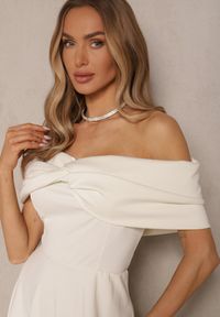 Renee - Beżowa Sukienka Rozkloszowana Ozdobiona Kokardą Odarra. Typ kołnierza: kokarda. Kolor: beżowy. Wzór: aplikacja. Styl: klasyczny, elegancki