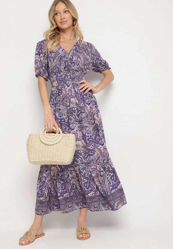 Born2be - Fioletowa Bawełniana Sukienka o Rozkloszowanym Kroju we Wzór Paisley Folurelle. Typ kołnierza: dekolt w serek. Kolor: fioletowy. Materiał: bawełna. Długość rękawa: krótki rękaw. Wzór: paisley. Styl: elegancki, klasyczny