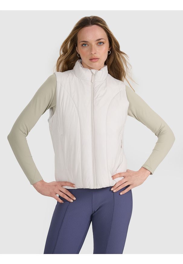 4f - 4F Bezrękawnik puchowy z wypełnieniem syntetycznym damski - szary XS. Okazja: na co dzień. Typ kołnierza: kołnierzyk stójkowy. Kolor: szary. Materiał: puch, syntetyk. Długość rękawa: bez rękawów. Długość: krótkie. Styl: casual, klasyczny, sportowy