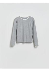 Reserved - Longsleeve z kontrastową lamówką - jasnoszary. Kolor: szary. Materiał: dzianina, wiskoza. Długość rękawa: długi rękaw #1