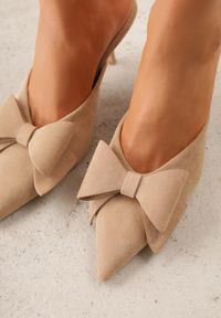 Born2be - Ciemnobeżowe Klapki na Szpilce Typu Mule Ozdobione Kokardką Lorailea. Nosek buta: otwarty. Kolor: beżowy. Materiał: zamsz, skóra. Wzór: aplikacja. Sezon: lato. Obcas: na szpilce. Wysokość obcasa: średni #6