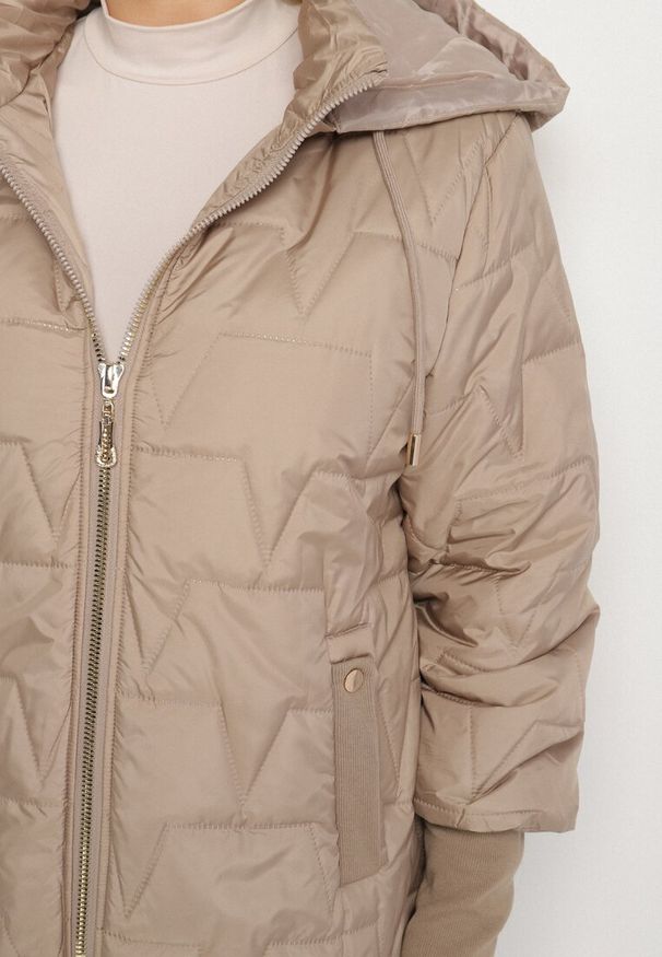 Born2be - Beżowa Pikowana Kurtka o Prostym Kroju z Kapturem Tulorisa. Okazja: na spacer, na co dzień. Typ kołnierza: kaptur. Kolekcja: plus size. Kolor: beżowy. Materiał: jeans. Wzór: aplikacja. Styl: elegancki, casual, klasyczny