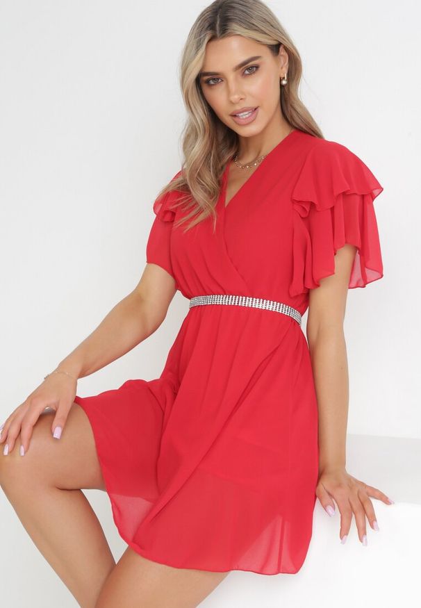 Born2be - Czerwona Sukienka Theselle. Okazja: na imprezę, na co dzień. Kolor: czerwony. Długość rękawa: krótki rękaw. Wzór: jednolity. Sezon: lato. Typ sukienki: kopertowe. Styl: casual. Długość: mini