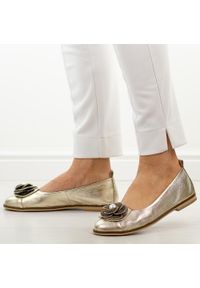 DEONI - Złote skórzane Polskie półbuty damskie Deoni D047. Okazja: na co dzień. Nosek buta: okrągły. Kolor: złoty. Materiał: skóra. Szerokość cholewki: normalna. Wzór: aplikacja, kwiaty. Sezon: wiosna, jesień, lato. Styl: casual, elegancki, klasyczny, wizytowy #1