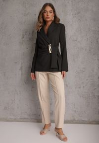 Renee - Czarna Marszczona Marynarka Taliowana z Wiskozą z Ozdobą przy Wiązaniu Zynelle. Kolor: czarny. Materiał: wiskoza. Wzór: aplikacja. Styl: elegancki #8