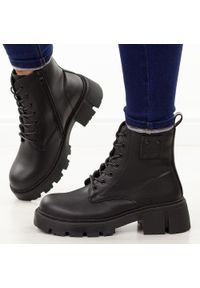 Czarne skórzane botki damskie na traperze Cambell 71304. Okazja: na spacer, na co dzień. Nosek buta: okrągły. Kolor: czarny. Materiał: skóra. Szerokość cholewki: normalna. Sezon: zima, jesień. Obcas: na platformie. Styl: elegancki, casual, klasyczny #1