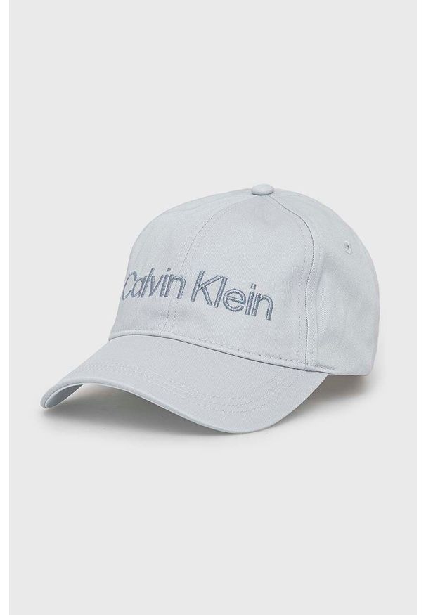 Calvin Klein czapka z daszkiem bawełniana kolor niebieski z aplikacją. Kolor: niebieski. Materiał: bawełna. Wzór: aplikacja