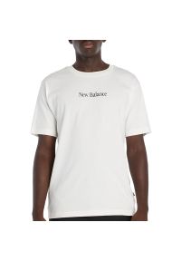 Koszulka męska New Balance N Collage MT6161TQSST - biała. Kolor: biały. Materiał: bawełna. Długość rękawa: krótki rękaw. Długość: krótkie. Wzór: aplikacja, kolorowy #1