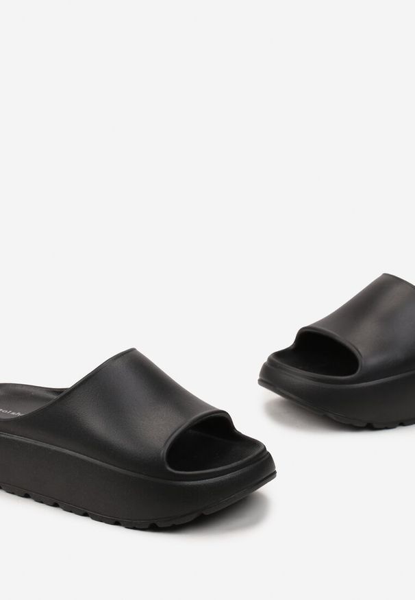 Born2be - Czarne Klapki na Grubej Podeszwie Fleksera. Kolor: czarny. Styl: wakacyjny