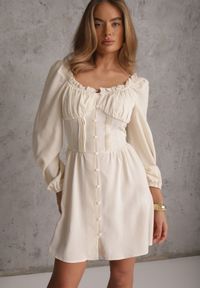 Renee - Jasnobeżowa Gorsetowa Sukienka Hiszpanka Vices z Guzikami i Bufiastymi Rękawami Resena. Typ kołnierza: dekolt gorset, dekolt hiszpanka. Kolor: beżowy. Materiał: bawełna, skóra. Typ sukienki: gorsetowe #1