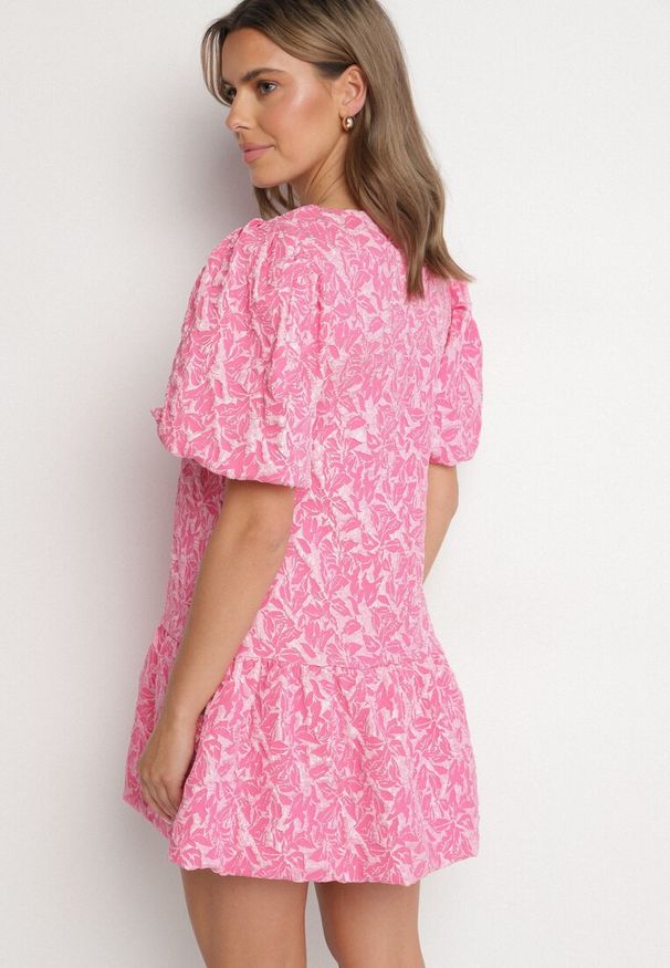 Born2be - Różowa Sukienka z Falbanką w Bombkę i Rękawami z Gumką Ninistea. Typ kołnierza: kołnierz z falbankami. Kolor: różowy. Długość rękawa: krótki rękaw. Sezon: lato. Typ sukienki: bombki. Styl: elegancki, klasyczny