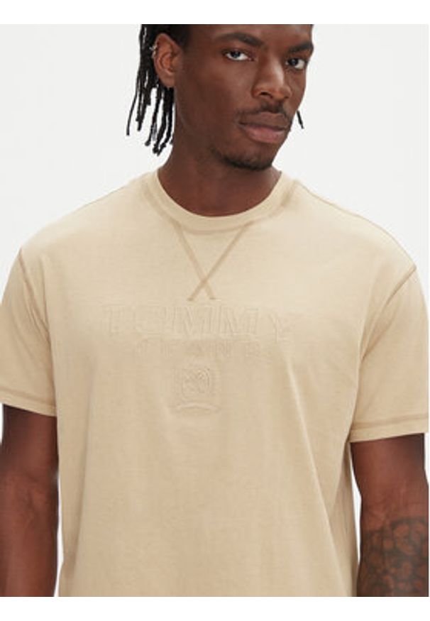 Tommy Jeans T-Shirt Tonal Crest DM0DM20805 Beżowy Relaxed Fit. Kolor: beżowy. Materiał: bawełna