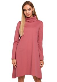 Produkt Polski - Sukienka trapezowa asymetryczna z golfem bawełniana różowa. Typ kołnierza: golf. Kolor: różowy. Materiał: bawełna. Typ sukienki: asymetryczne, trapezowe