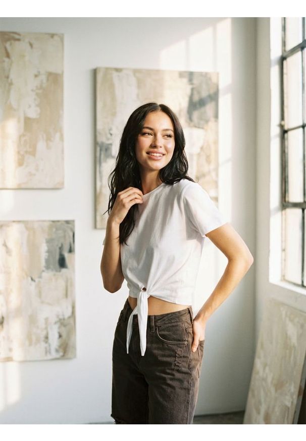 Sinsay - Koszulka wiązana w talii - biały. Kolor: biały