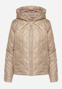 Born2be - Ciemnobeżowa Pikowana Kurtka z Kapturem Ozdobiona Naszywką Rilumia. Okazja: na co dzień. Typ kołnierza: kaptur. Kolor: beżowy. Materiał: jeans. Wzór: aplikacja. Styl: casual #2